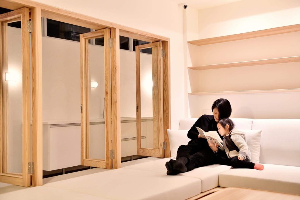 室內室外的延伸感很舒適,兩兩對開的隔扇窗連通了室內外空間，讓客廳保有半戶外的開闊感
