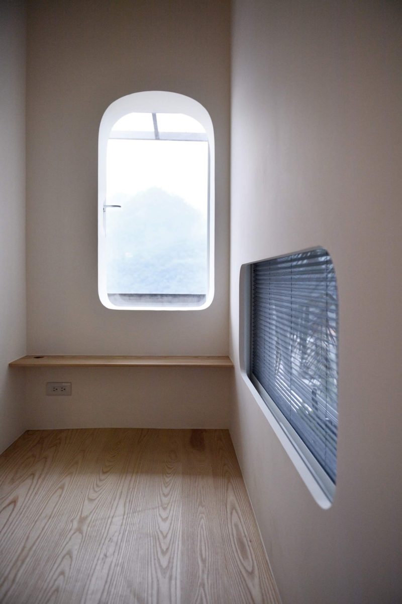 休憩空間內部空間雖小卻更講究，兩扇可開的造型洞窗讓小空間沒有封閉感，視野極佳之外微風不斷也十分舒適