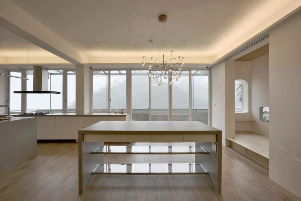 中島與旁邊的休憩平台, 一進入屋內的主空間：中島，既是廚房的延伸，又可當餐桌、工作桌，中島吊燈呼應山景，是空間靈動的重要元素