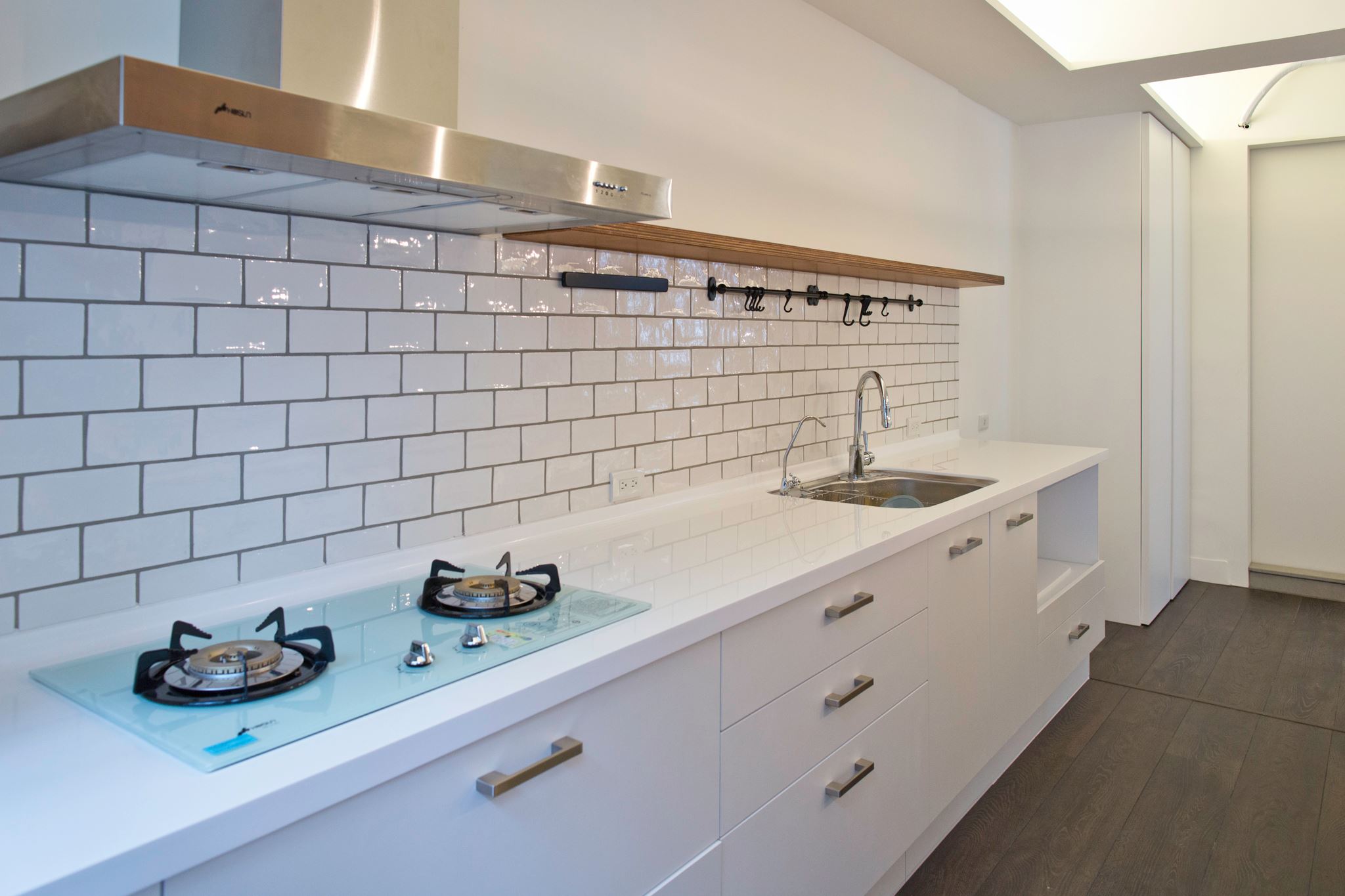 廚房的牆面選擇了類似磚頭的白色瓷磚來鋪設。