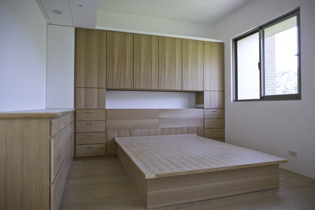 主臥床頭櫃、床架都是利用舊有木作修改而成。