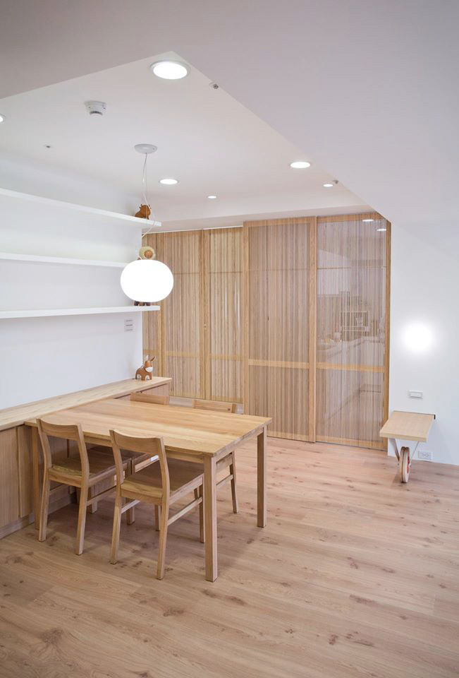 餐廳旁的透光木格柵是廚房與和室，即便關起來也保有延伸性，增加餐廳的寬鬆感