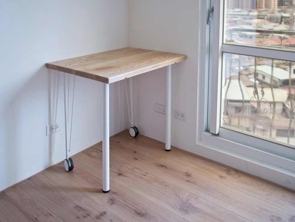 利用剩餘的實木料來製作小孩房書桌桌面，再利用IKEA的兩種不同桌腳來完成這張書桌