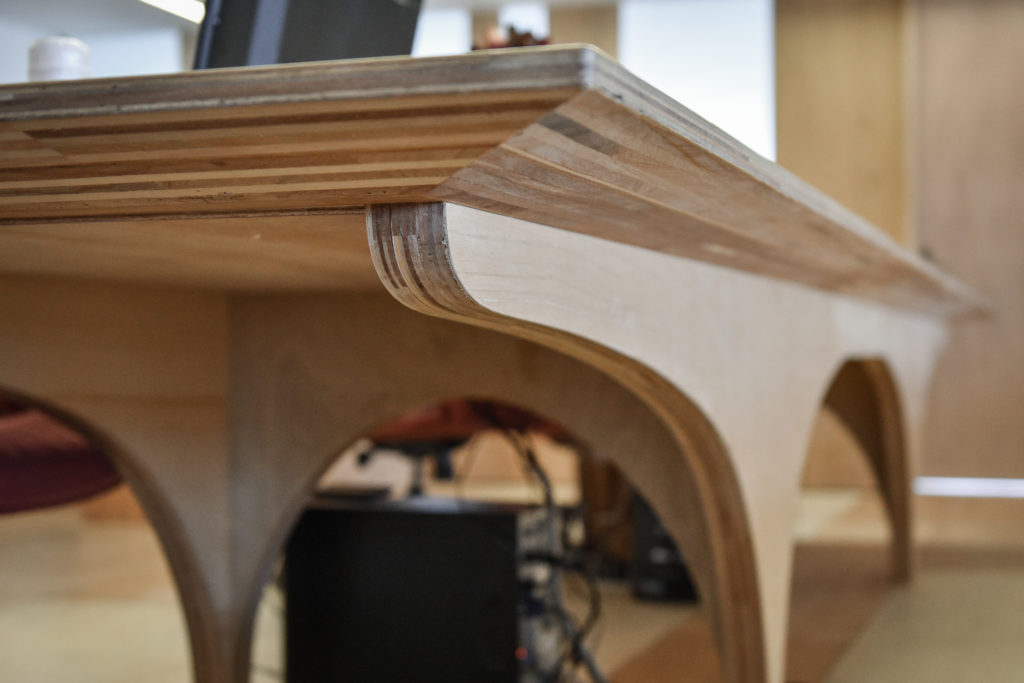 為辦公區設計的辦公大桌!在本設計案中,從木作隔件、書架、各式辦 公桌、廁所隔屏到木地板,都是使用夾板作為主材料,依照夾板特性設 計,木工現場製作完成的