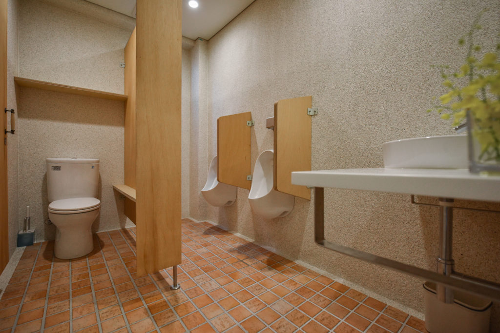 廁所的島擺也一樣是用夾板施作噢!搭配復古地磚與石子牆面,上廁所也很雅致