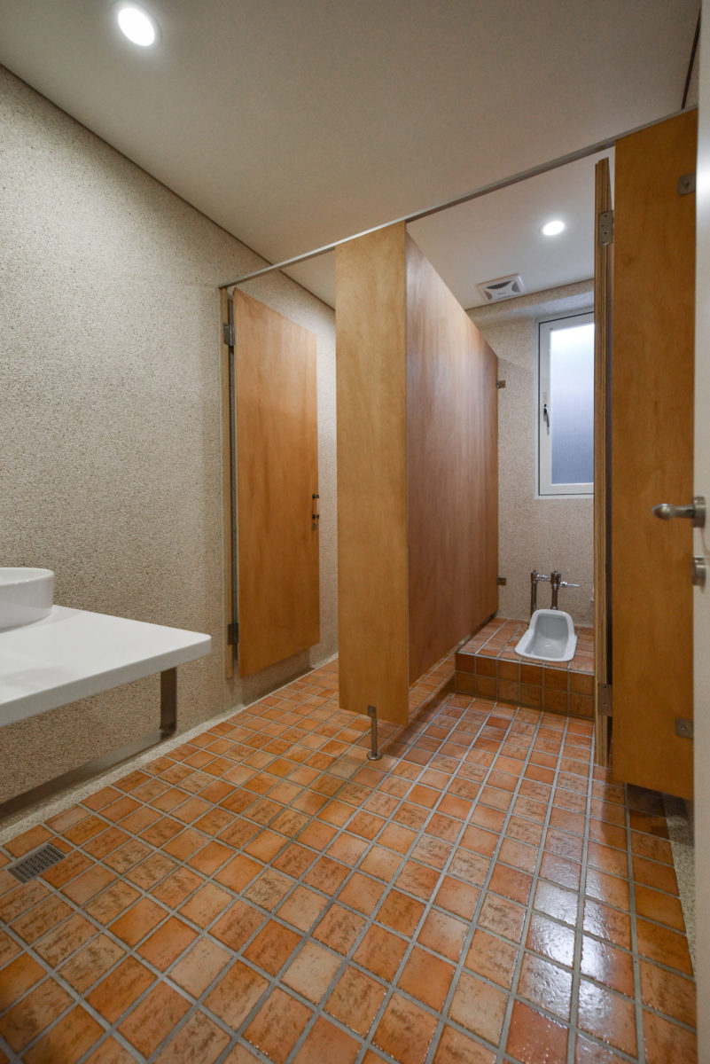 廁所的島擺也一樣是用夾板施作噢!搭配復古地磚與石子牆面,上廁所也很雅致