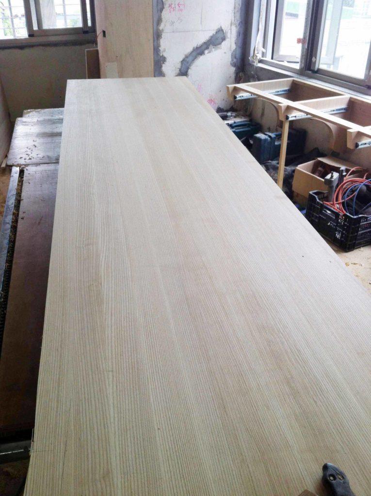 徑切面實木料完成的拼板（點圖可見作品：書香綠意共徘徊）