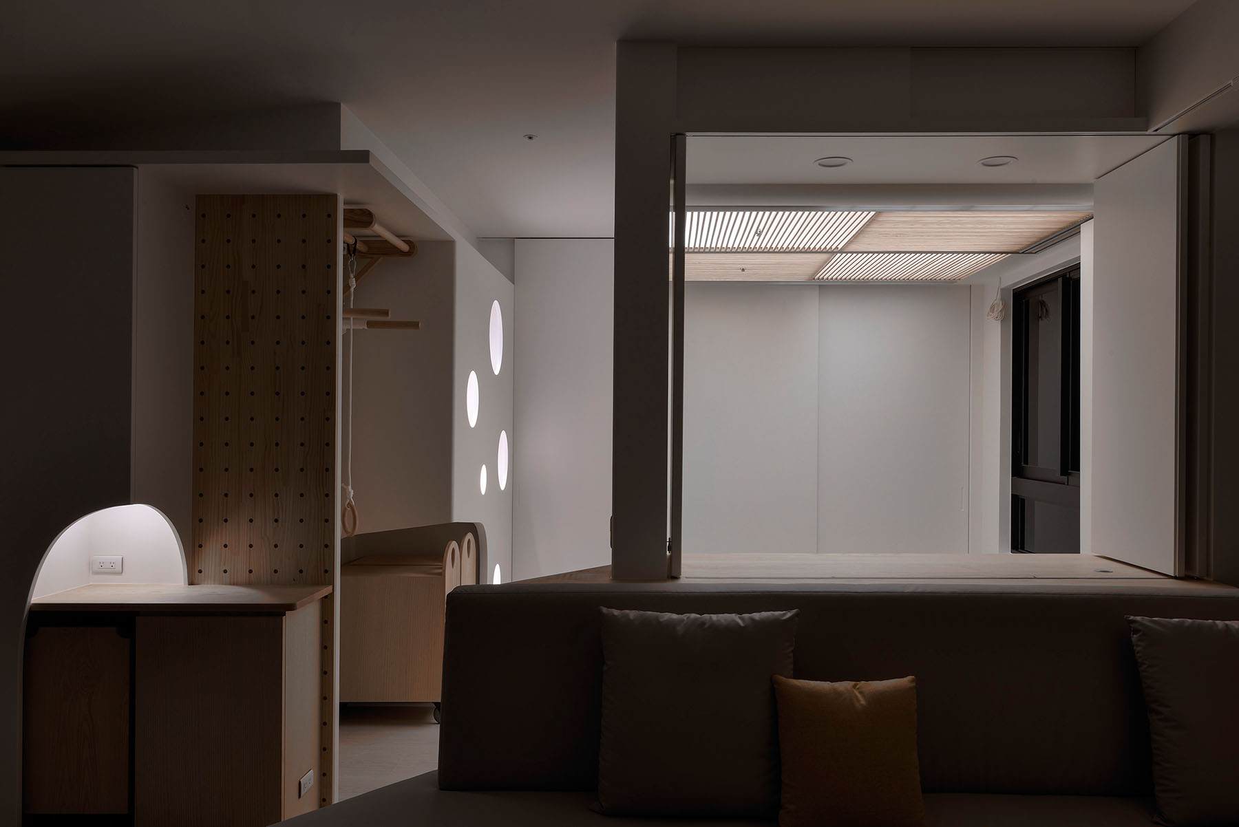 天光雲影共徘徊