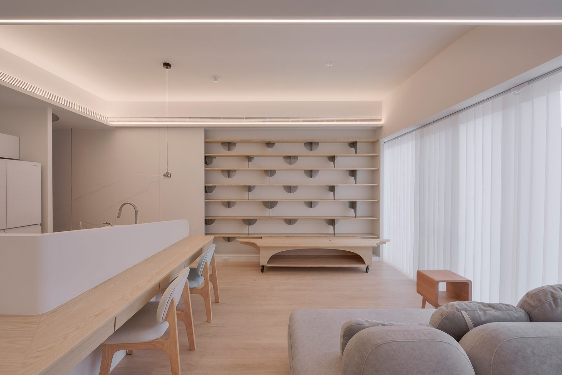 元設計為男主人的需求量身打造的視聽車，搭配地昇幕與超短焦投影機，想在哪看就在哪看-project之間