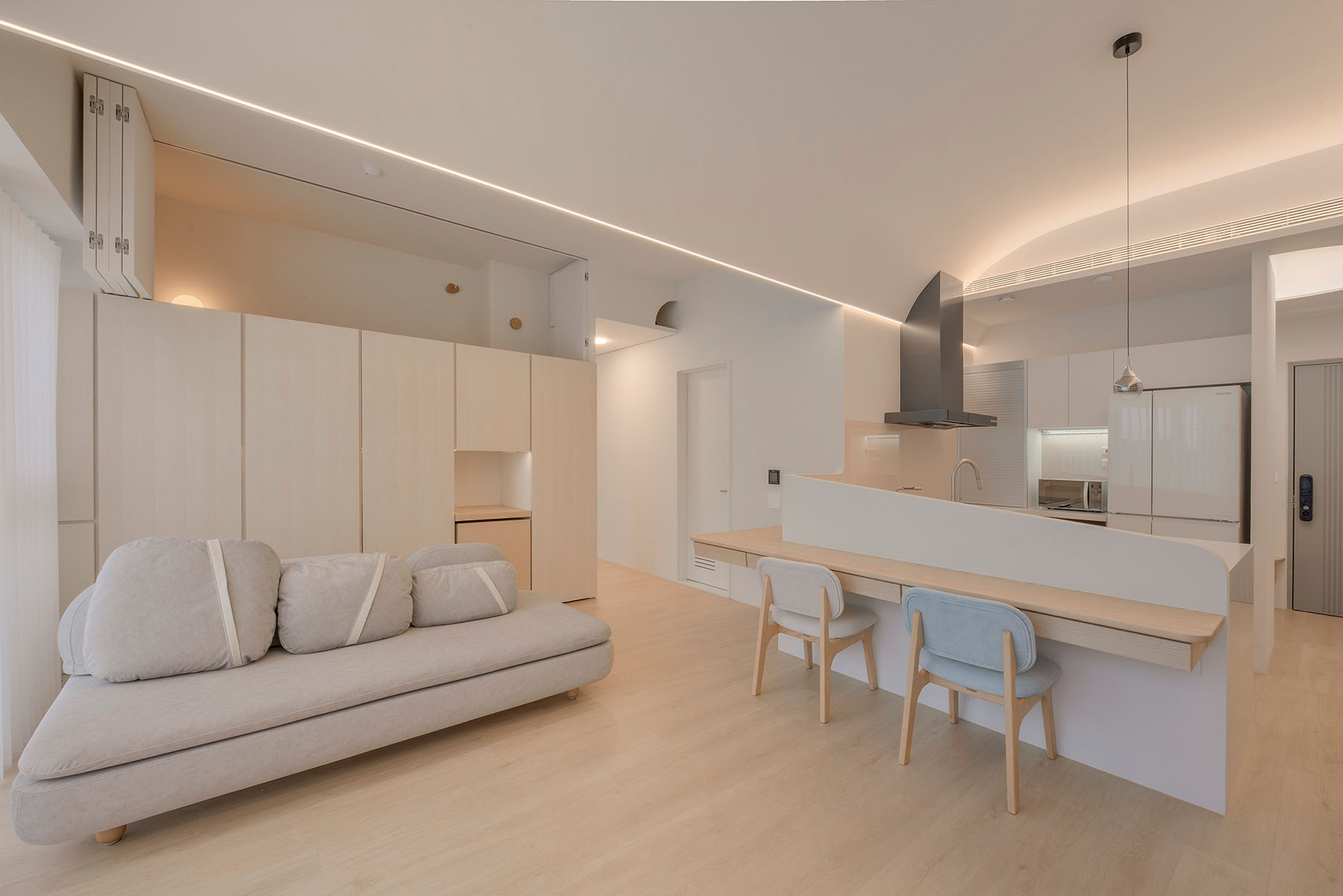 元設計規劃的客廳與開放式廚房，寬敞又舒適-project之間