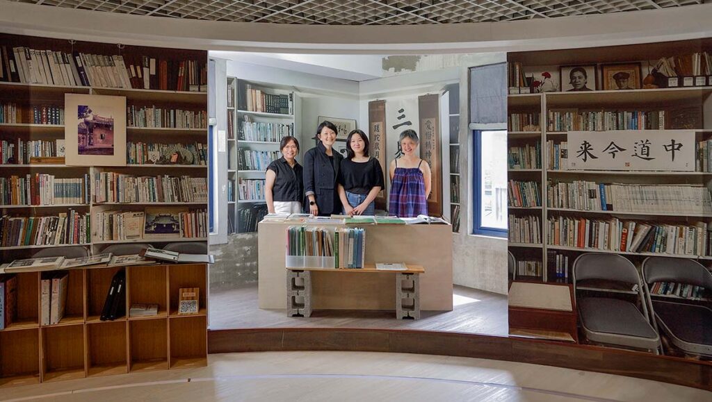 王采元與策展團隊於王鎮華書院場景前合影，《信步回家》回顧展是文化傳承的成果。